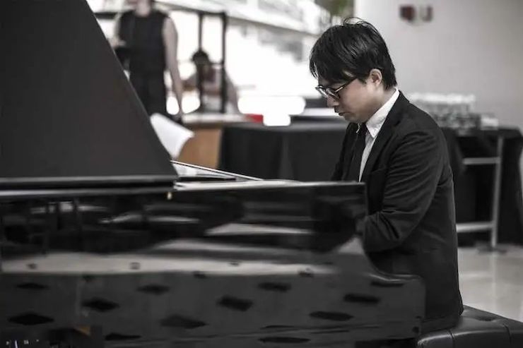 宋思衡的“宅抗疫” | 挑戰主播、籌集口罩、閉關作曲，這位取消了20場演出的鋼琴家原來這么忙！