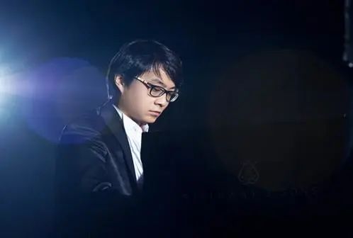 宋思衡的“宅抗疫” | 挑戰主播、籌集口罩、閉關作曲，這位取消了20場演出的鋼琴家原來這么忙！