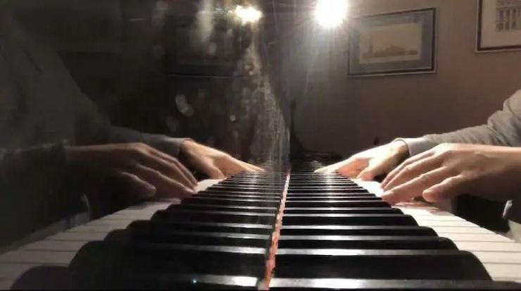 宋思衡的“宅抗疫” | 挑戰主播、籌集口罩、閉關作曲，這位取消了20場演出的鋼琴家原來這么忙！